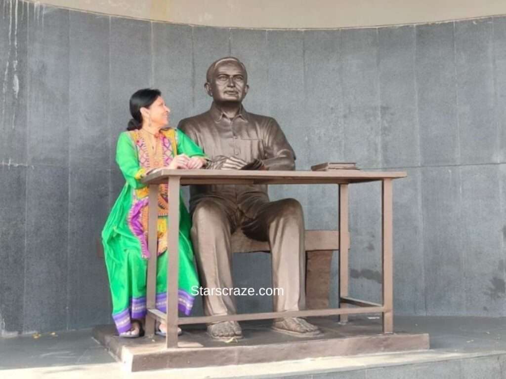 Mallika Sarabhai with her father statue Shri VIkram Sarabhai